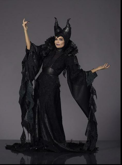 Kristin Chenoweth (as Maleficent) / Descendants Pet Raven, Disney Descendants Dolls, Disney Descendants Party, Sleeping Beauty Ballet, Descendants Costumes, Descendants Characters, Descendants Party, Disney Descendants 3, Disney Channel Descendants