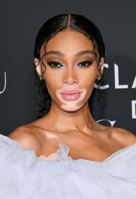 The 16 Best Celeb Beauty Looks of the Week #winnieharlow Winnie Harlow Makeup, Side Swept Braid, Brown Matte Lipstick, Faux Freckles, Red Carpet Hair, Cat Eyeliner, Winnie Harlow, Spiral Curls, Old Hollywood Glam