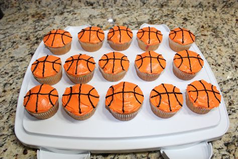 Easy Basketball Cupcakes Basketball Snacks, Ball Cupcakes, Soccer Cupcakes, Basketball Cupcakes, Football Cupcakes, Basketball Theme Party, Orange Icing, Sport Theme, Basketball Cake