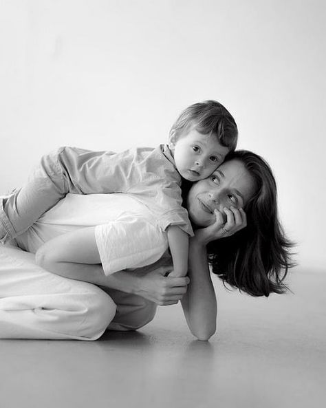 Mothers Day Photoshoot, Mommy And Me Poses, Mommy Son Pictures, Motherhood Photos, Mother Baby Photography, Shooting Studio, Mommy And Me Photo Shoot, Toddler Photoshoot, Family Photos With Baby