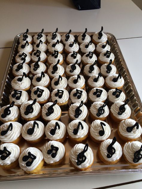 Music Themed Cupcakes, Music Notes Cake, 18th Birthday Ideas For Boys, Music Note Cupcakes, Music Cupcakes, Bolo Musical, Piano Cakes, Music Birthday Party, Music Cakes