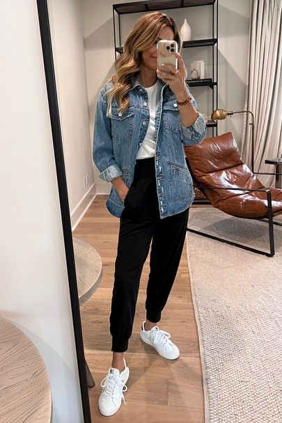 Black Joggers Outfit, Joggers Outfit Women, Jogger Pants Outfit, Teaching Outfits, Jean Jacket Outfits, Denim Jacket Outfit, Spring Outfit Ideas, Joggers Outfit, Comfy Outfit