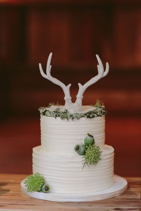 84 Ways to Use Antlers for Your Rustic Wedding - Deer Pearl Flowers Deer Birthday Party, Dinner Centerpieces, Deer Wedding, Rustic Wedding Seating, Beach Backyard, Rustic Wedding Table, Rustic Wedding Cake, Rustic Cake, Winter Wedding Inspiration