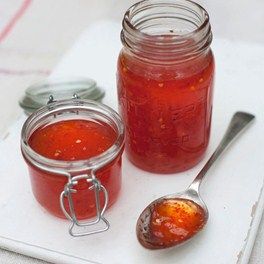 Homemade Chilli Jelly Chilli Jelly Recipe, Homemade Chilli, Hot Pepper Jelly, Chilli Jam, Diy Food Gifts, Homemade Jelly, Jelly Recipe, Christmas Food Gifts, Jam And Jelly