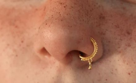 Asian Nose, Cute Nose Rings, Nose Jewels, Gold Earrings For Kids, Nose Ring Jewelry, Cool Ear Piercings, Indian Nose Ring, Nose Piercing Jewelry, Gold Nose Rings