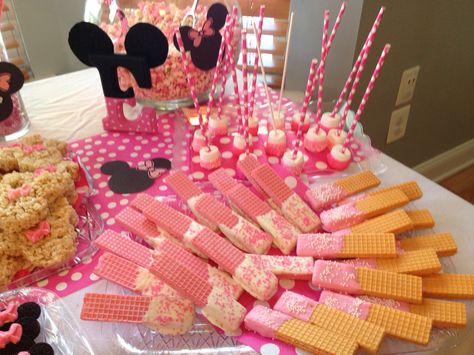 Minnie Mouse Snack Table, Minnie Mouse Birthday Treat Table, Minnie Mouse Sleepover Ideas, Minnie Mouse Birthday Treat Ideas, Minnie Mouse Drink Ideas, Minnie Mouse Birthday Snack Ideas, Minnie Mouse Sweets, Minnie Mouse Treats Sweets, Minnie Mouse Birthday Snacks