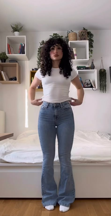 How To Style Flared Jeans Summer, Outfit Inspo Dark Aesthetic, Kozinx Outfits, Girly Jean Outfits, Plain White Shirt And Jeans Outfit, Flare Pants Jeans Outfit, Cami Under Shirt, Big Flare Jeans Outfit, Outfits For Boxy Shape Women