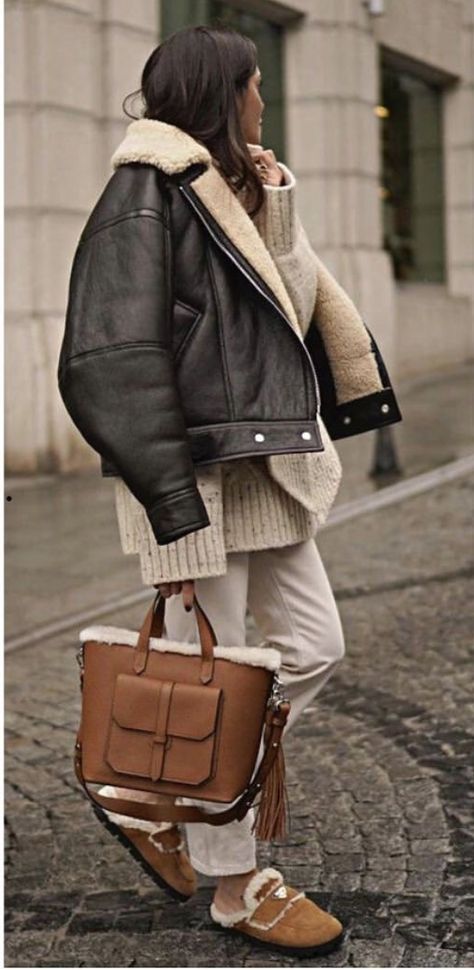 Cropped Shearling Jacket Outfit, Shearling Coat Outfit, Shearling Jacket Outfit, Winter Coat Trends, Shearling Coat Womens, Fall Jackets Outfit, Street Style 2022, Swiss Ski, Jacket Coat Fashion