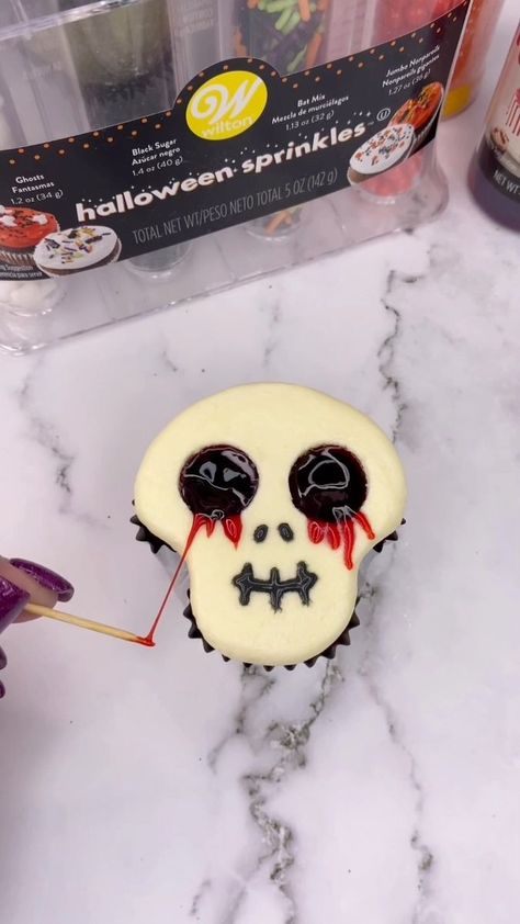 Spooky scary skull cupcakes 💀🩸☠️Here’s another shaped cupcake hack that I created for @wiltoncakes #halloweenideas Super cute or super spooky?? Use foil logs to shape your cupcake cases 🪵 Pipe white buttercream using tip 2A💀Press down onto parchment paper 👇🏻Freeze for 20 minutes 🥶Use a small piping tip to make eye holes while the buttercream is still cold 👀Fill with edible blood and use a toothpick to make the eyes bleed 🩸😵‍💫Add nostrils and a mouth using black royal icing 🖤#cupcake Skeleton Cupcakes Halloween, Halloween Cupcakes Decoration Scary, Cute Easy Halloween Cupcakes, Skull Cupcake Cake, Halloween Cupcakes Easy Simple, How To Icing Cupcakes, Halloween Baking Cupcakes, Spooky Halloween Cupcakes Ideas, Spooky Halloween Cupcakes