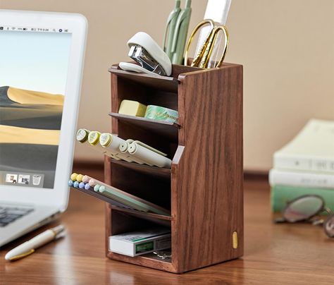 Diy Desktop Organizer, Diy Projects Wood, Wood Working Ideas, Wood Phone Holder, Wood Working Projects, Play Wood, Woodwork Diy, Stationery Organizer, Kids Stool