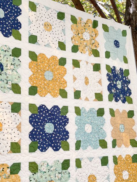 Daisy Fields – Summer Blossoms Quilt – Riley Blake Designs Wildflower Quilt, Daisy Fields, Inspirational Quilts, Daisy Field, Flower Quilts, Sewing Quilts, Sewing Crochet, Block Patterns, Diy Sewing Projects