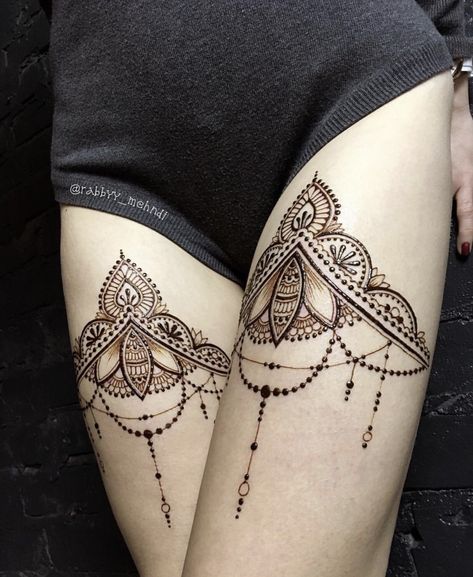 Knee Henna, Sun Henna, Body Henna, Henna Black, Thigh Henna, Eid Moubarak, Small Henna Tattoos, Henna Tattoo Design, Tattoo Sun