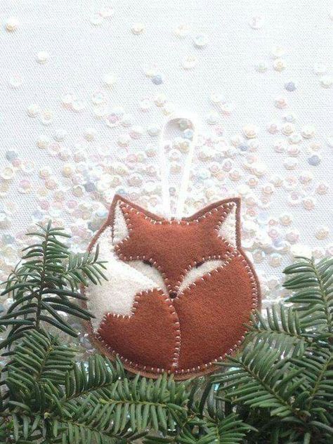 Great ornament idea Fox Ornaments, Baby Mobil, Felt Fox, Felt Christmas Decorations, Embroidery Christmas, Navidad Diy, Felt Decorations, Felt Christmas Ornaments, Christmas Sewing