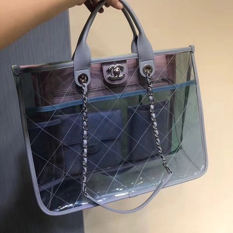 Chanel see through clear chain tote bag original leather version Aesthetic Accessories, Emma Roberts, Clear Bags, Top Cropped, Michael Kors Hamilton, Life Inspiration, Chanel Bag, Fashion Bags, Top Handle Bag