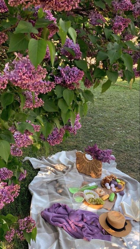 Spring Picnic Food And Flowers Aesthetic, Flower Garden Picnic, Picnic Garden Aesthetic, Daughter Of The King, Picnic Inspiration, Picnic Date, Flower Therapy, Outdoor Picnic, Spring Aesthetic