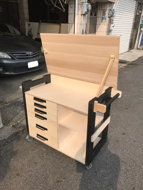 DIY Tool cart / Kitchen island Diy Tool Cart, Woodworking Storage Ideas, Mini Workbench, Bookshelves Wood, Tool Carts, Work Shop Ideas, Workshop Cabinets, Carpentry Ideas, Plywood Projects