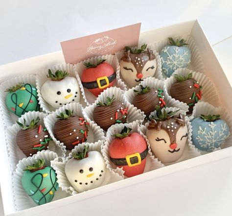 Christmas Dipped Strawberries, Christmas Covered Strawberries, Kids Christmas Treats, Christmas Strawberry, Christmas Dip, Chocolate Covered Strawberry Recipe, Strawberry Treats, Xmas Desserts, Chocolate Covered Strawberries Bouquet