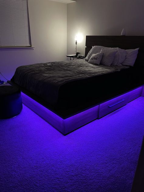 Light Up Bed Side Table, Bed Rooms Ideas Men, Dark Bedroom Led Lights, Simple Black Room Ideas, Rooms Ideas For Men, Black Room Ideas For Men, Modern Room Ideas For Men, Led Room Lights Bedrooms, Bed Rooms Ideas For Men