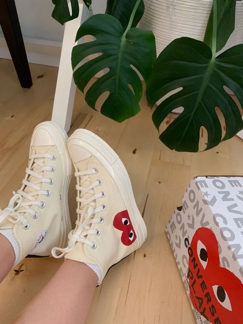 Cdg Converse Cream, Converse Play Outfit, Cdg Shoes, Cdg Converse Outfit, Converse Cdg, Cdg Play Converse, Converse Heels, Cream Converse, Cdg Converse