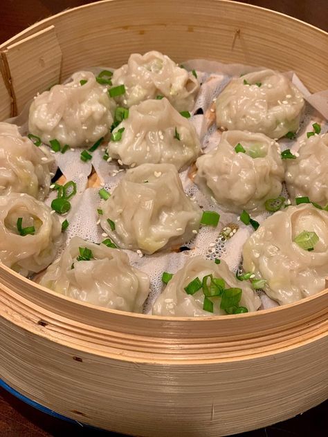 Unique Dumplings, Crab Dumplings Recipe, Crab Dumplings, Steamed Wontons, Beautiful Dumplings, Steamed Crab, Dumplings Recipes, Vietnamese Lunar New Year, Steamed Crabs