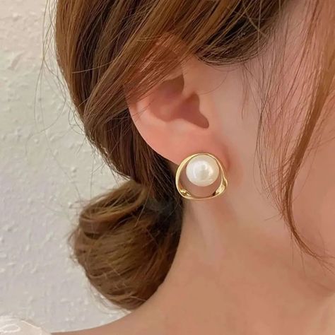 📍U-SHAPED EARRINGS 😍💗💫 👉🏻To order through 📌the websit:https://www.jewelglamour.com/collections/earrings/products/u-shaped-earrings 📌 For more info WhatsApp: +44 7460 779657 📌Facebook: https://www.facebook.com/profile.php?id=61556939033801 📌 Instagram : https://www.instagram.com/official.jewelglamour/ #jewelry #jewellery #jewelrylover #jewellerylover Accessories Korean, Trendy Earrings, Hanging Earrings, Big Earrings, Pearl Stud Earrings, Girls Earrings, Screw Back Earrings, Fashion Jewelry Necklaces, Pearl Studs