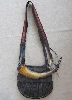 Contemporary Makers: Gary Birch Hunting Pouch with a Bruce Horne Powder Horn Pioneer Crafts, Shooting Bags, Powder Horn, Hunter Hunter, Hunting Bags, Mountain Man, Leather Projects, Tactical Gear, Leather Working