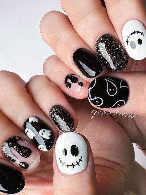 short Korean Halloween Nails: black and white Easy Halloween Nail Art For Short Nails, Black And White Short Nails Ideas, Black And White Nails Halloween, Short Nails Ideas White, Black Halloween Nails Short, Nail Halloween Designs, Halloween Nails Black And White, Creative Nails Designs, Korean Halloween