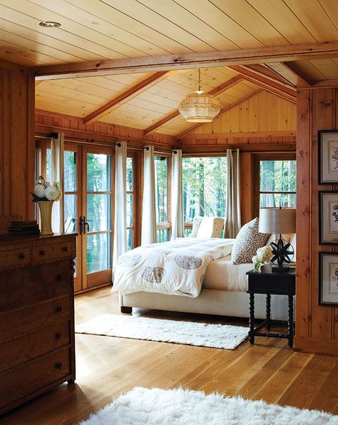 Lodge Bedroom, Cottage Porch, Dream Cabin, Mountain Homes, Design Del Prodotto, House Remodel, Wood Beams, Cozy Cabin, Cabin Homes