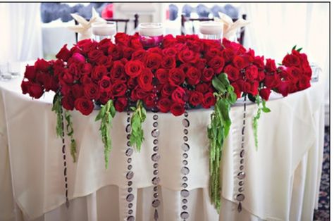 Red roses on sweetheart table at wedding Sweetheart Table Centerpiece, Sweet Heart Table, 50th Anniversary Decorations, Wedding Ambiance, Heart Table, Sweetheart Table Wedding, Rosé Theme, Head Tables, Red Rose Wedding