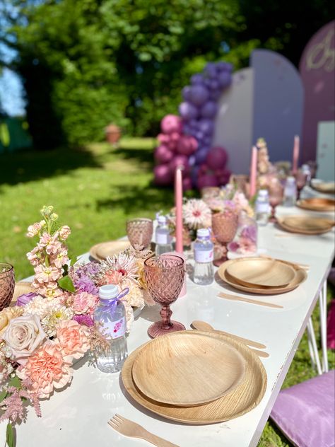 Kids table, for the first birthday in a enchanted forest / butterfly theme Enchanted Forest Picnic, Enchanted Forest Theme Birthday, First Birthday Table Decor, My Fairy First Birthday, Party Kids Table, Enchanted Fairy Birthday Party, Forest Picnic, Forest Butterfly, Enchanted Forest Birthday