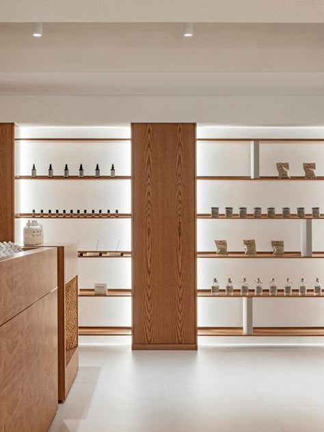 » GRANHAND Store by Studio Motif Aesop Store Design, Aesop Shop, Cosmetic Shelves, Product Shelf, Fragrance Store, Hidden Spaces, Perfume Shop, Retail Shelving, Perfume Store