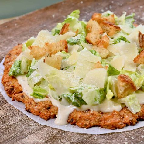 This chicken crust pizza topped with Caesar salad will be your next favorite protein-packed dish. It's so easy to make, requires just a few simple ingredients, and the whole family will love it. Chicken Caesar Salad Flatbread, Canned Chicken Crust Caesar Salad Pizza, Cesar Pizza, Chicken Ceaser Pizza Crust, Cesar Salad Pizza With Chicken Crust, Chicken Caesar Salad Pizza, Chicken Caesar Pizza, Chicken Crust Caesar Salad Pizza, Caesar Salad Pizza