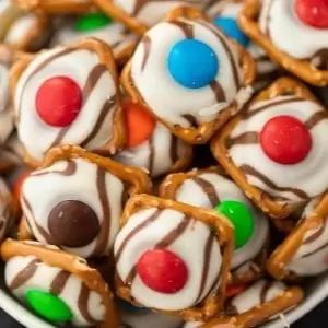 The Best Pretzel Kisses - Eating on a Dime Hershey Kiss Pretzels, Kiss Pretzels, Pretzel Kisses, Easy Christmas Dessert Recipes, Hershey Hugs, Easy Christmas Dessert, Chocolate Chip Cheesecake Bars, Easy Dessert Recipes Christmas, Christmas Pretzels