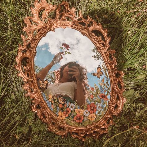 Painted my mirror today and just had to take some outdoor mirror pics! Follow my art acc @thavydoesart on instagram and my main @thavyjohnson on insta!! 💗💗💗 Mirror Painting Ideas, Spiegel Selfie, Outside Mirror, Mirror Photography, Tiktok Trends, Artsy Photos, Creative Photoshoot Ideas, Photographie Portrait Inspiration, Outdoor Mirror