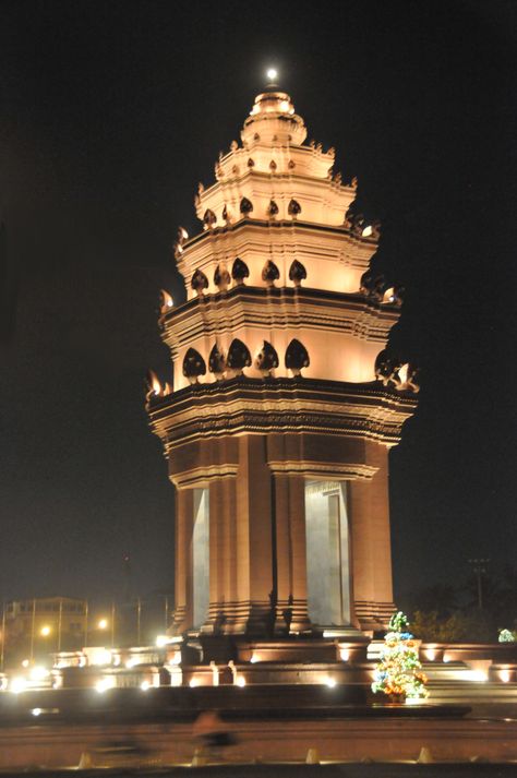 Independence Memorial, Phnom Penh, Cambodia Photoshoot Landscape, Phnom Penh City, Stick Drawings, Phnom Penh Cambodia, Night Greetings, Good Night Greetings, Landscape Background, Peaceful Places, Phnom Penh