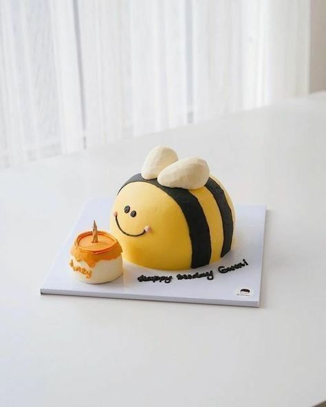 Bee Shaped Cake, Cake Decorating Ideas Christmas, Christmas Cake Decorating Ideas, Christmas Cake Decorating, Asian Cakes, Sculpture Cake, Pastry Chocolate, Decorating Ideas Christmas, Bee Cakes