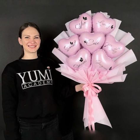 🎓┊ YUMI ⋆ Balloons academy | 💐 Spring giant bouquet 💛 🤗 As promised, we present you a tutorial from Lisa Yumi on creating an on-trend giant bouquet 🌸 Spring bouquet… | Instagram Giant Bouquet, Grad Diy, Balloon Bouquet Diy, Spring Bouquet, Diy Bouquet, Balloon Bouquet, Grad Gifts, Foil Balloons, Artificial Flowers