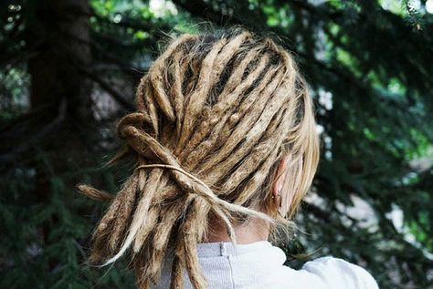 #ShortDreads #Dreadlocks #dreads Short Dreads Styles, Dreads Ponytail, Short Dreads Styles For Women, Short Hair Dreadlocks, Starting Dreads, Short Dread Styles, White Girl Dreads, Dreads Short Hair, Short Dreadlocks