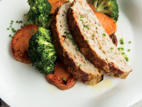 Turkey-Lentil Meatloaf with Orange-Roasted Veggies Lentil Meatloaf, Healthy Meatloaf, Leftover Meatloaf, Broccoli Pesto, Turkey Meatloaf, The Leftovers, Meatloaf Recipes, Quick Cooking, Roasted Veggies