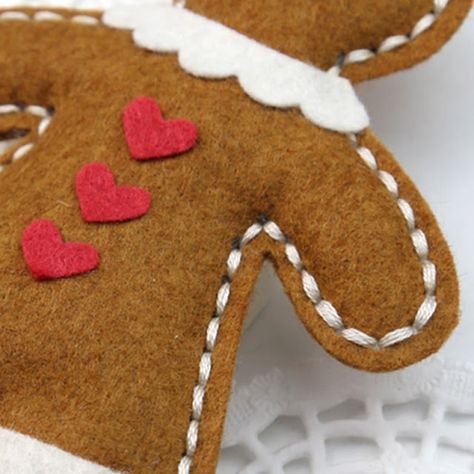 Gingerbread Man Ornaments For Kids, Diy Felt Gingerbread Ornaments, Gingerbread Man Felt Ornament, Gingerbread Dolls Pattern, Diy Felt Gingerbread Man, Gingerbread Felt Ornaments Diy, Gingerbread Pillow Diy, Ginger Bread Man Ideas Creative, Gingerbread Felt Ornaments