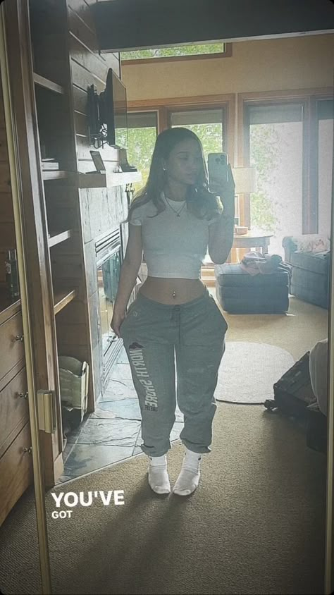 Outfits For Hot Days School, Bum Outfit Lazy Days, Sweatpants Crop Top Outfits, Hot Day Outfit For School, Spring School Outfits Highschool, Baddies Outfit Ideas, Cute Bummy Outfit, Bummy Outfits For School, Grey Sweatpants Outfit