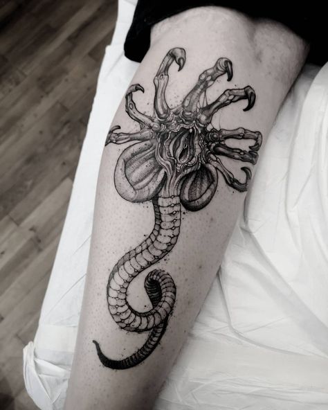 Alien Leg Tattoo, Creepy Alien Tattoo, Alien The Movie Tattoo, Alien Movie Tattoo Ideas, Alien Face Hugger Tattoo, Alien Movie Tattoo Xenomorph, Cursed Tattoo Ideas, Aliens Tattoo Design, Surealism Art Tattoos