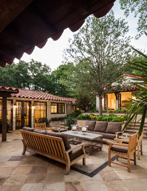 Spanish Style Patio, Casa Country, Spanish Style Home, Casas Coloniales, Hacienda Style, Spanish Style Homes, Mediterranean Home, Spanish House, Courtyard House