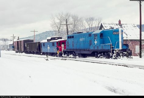 RailPictures.Net Photo: B&M 1577 Boston & Maine EMD GP7 at White River Junction, Vermont by Doug Lilly Boston And Maine Railroad, Railroad Art, Vermont Usa, Railroad Pictures, Southern Railways, Railroad Photography, Railroad Photos, White River, Photo B