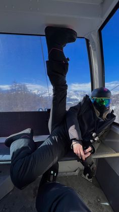 Italy Winter Aesthetic, Snowboarding Outfit Aesthetic, Snowboarding Hair, Snow Boarding Aesthetic, Snowboarding Outfit Women's, Snowboarding Pics, Snowboard Aesthetic, Snowboard Outfit, Snowboarding Aesthetic