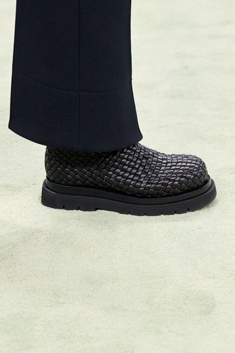 Pumped Up Kicks, Runway Details, Fall 2022, Fashion Show Collection, Outlander, Ugg Boots, Bottega Veneta, Runway Fashion, All Black Sneakers