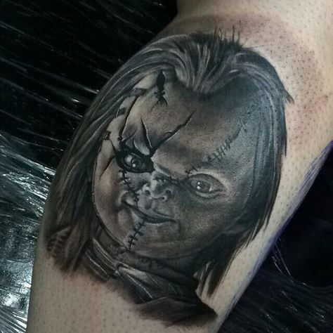 from @jensenramirez -  Hi, I'm Chucky. Wanna play? #chucky #horror #scarymovie #tattoo #tattooartist #kids #doll #realistictattoo #sleeve #tattoos #blackandgrey #art #artist #inkmaster #wannaplay #Regrann Chucky Tattoo Ideas, Horror Tattoo Ideas, Chucky Face, Montreal Tattoo, Chucky Tattoo, Horror Movie Tattoos, Movie Tattoos, Scary Tattoos, Horror Artwork