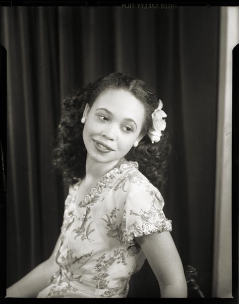 Representing - portraits of African American women by Charles “Teenie” Harris, Pittsburgh, circa 1940s-50s Curly Vintage Hairstyles, 1940s Hairstyles, Carnegie Museum Of Art, Instagram Portrait, Retro Glam, Vintage Black Glamour, African American Hairstyles, 1940s Fashion, African American Women