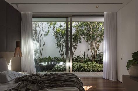 RV3 House by Aguirre Architecture Courtyard Bedroom, Bedroom Courtyard, Casa Country, House Extension Design, Bungalow Style, Bedroom Views, Minimalist House Design, Garden Bedroom, Patio Interior