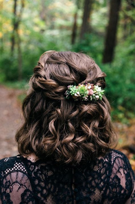 Half up half down hairstyle for brides with short curly hair. Braided half updo with flower comb. Curly Hair Half Up Half Down, Half Up Half Down Short Hair, Quince Hairstyles For Long Hair, Mexican Hairstyles, Hairstyle For Short, Curly Prom Hair, Hair Quince, Hairstyles With Crown, Bride Hairstyle